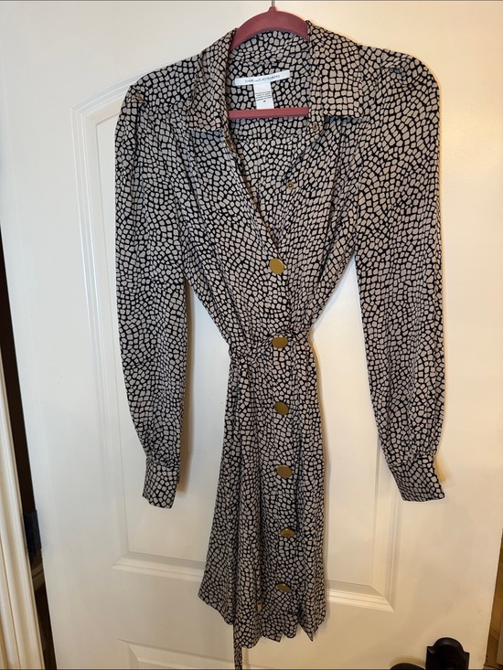 Diane Von Furstenberg Dresses & Skirts - Diane Von Furstenberg Black and Cream Printed Long-Sleeve Button Dress